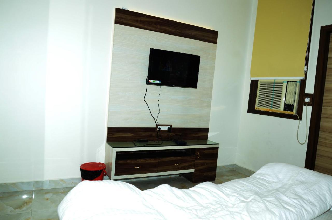 Hotel Paradise Inn Auraiya Bagian luar foto