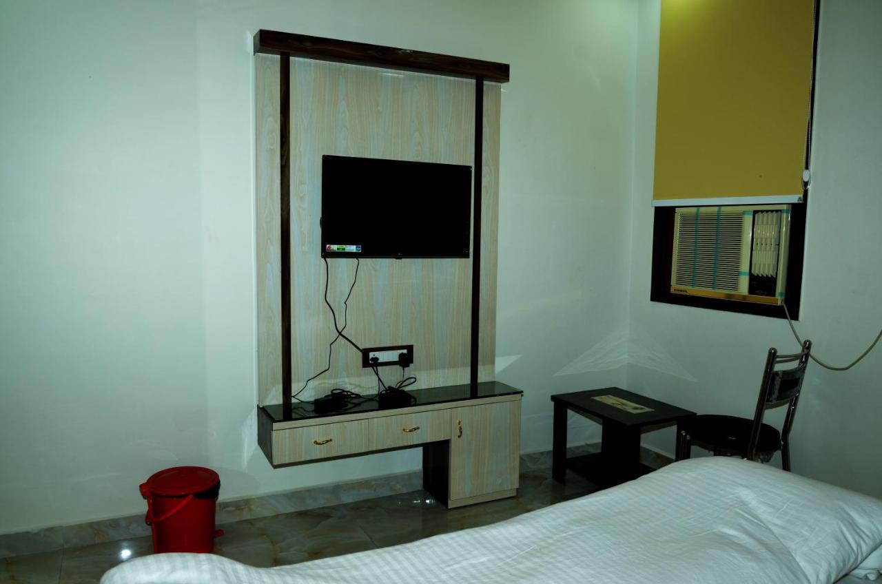 Hotel Paradise Inn Auraiya Bagian luar foto